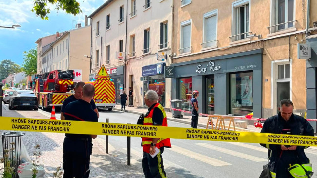 Oullins-Pierre-Bénite : un immeuble évacué après une inondation, la Grande Rue fermée Oullins-Pierre-Bénite : un immeuble évacué après une inondation, la Grande Rue fermée