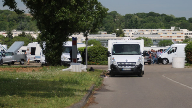 Rhône : 40 caravanes s’installent sur un parc-relais à Irigny, la Métropole porte plainte Rhône : 40 caravanes s’installent sur un parc-relais à Irigny, la Métropole porte plainte