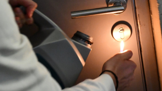Un paillasson incendié près de Lyon : les policiers font une autre découverte inquiétante quelques mètres plus loin Un paillasson incendié près de Lyon : les policiers font une autre découverte inquiétante quelques mètres plus loin