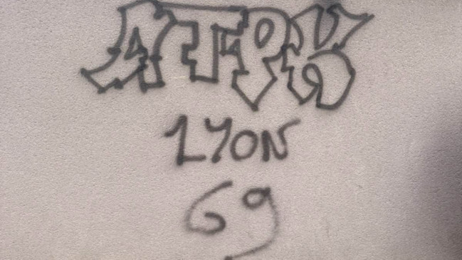 Il tague le mur d'un cimeti&egrave;re pr&egrave;s de Lyon : un supporter de l'OL interpell&eacute; en flagrant d&eacute;lit