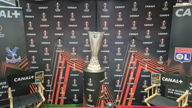 &ldquo;Rendre la Ligue Europa accessible&rdquo; : le troph&eacute;e fait escale &agrave; Lyon Part-Dieu, aux mains des supporters de l&rsquo;OL