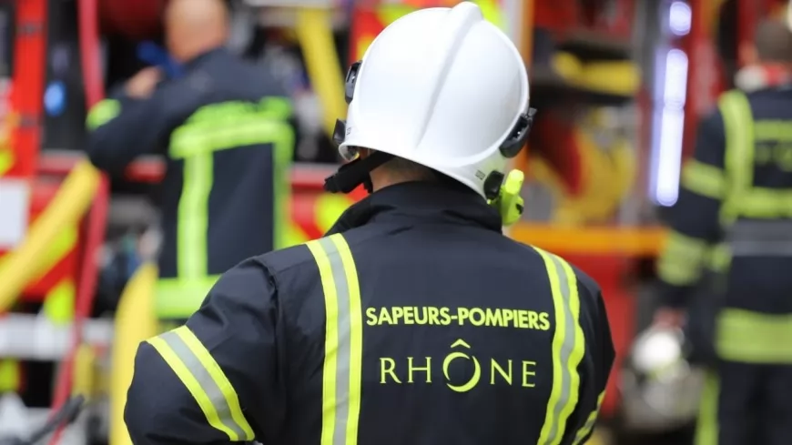 Près de Lyon : une quarantaine de pompiers mobilisés sur un feu de hangar