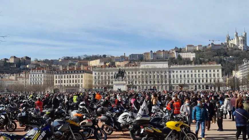 Lyon : plus de 1000 motards en colère ont manifesté pour demander la légalisation de la circulation inter-files