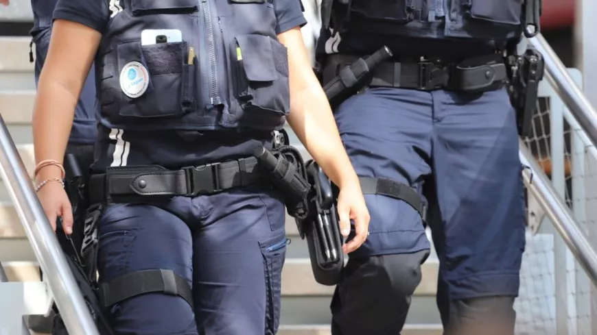 Pr&egrave;s de Lyon : la police intervient pour un vol de voiture&hellip; et saisit des armes de guerre
