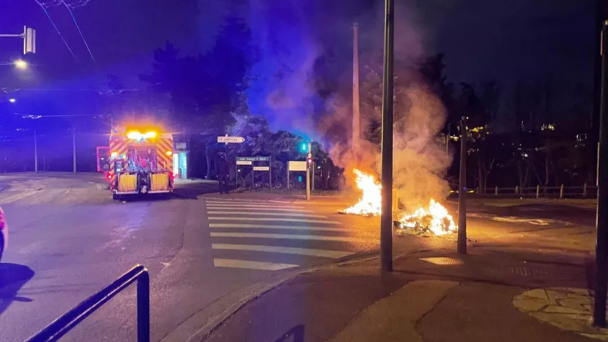 Lyon : de nouveaux incendies dans la nuit &agrave; la Duch&egrave;re, les pompiers caillass&eacute;s
