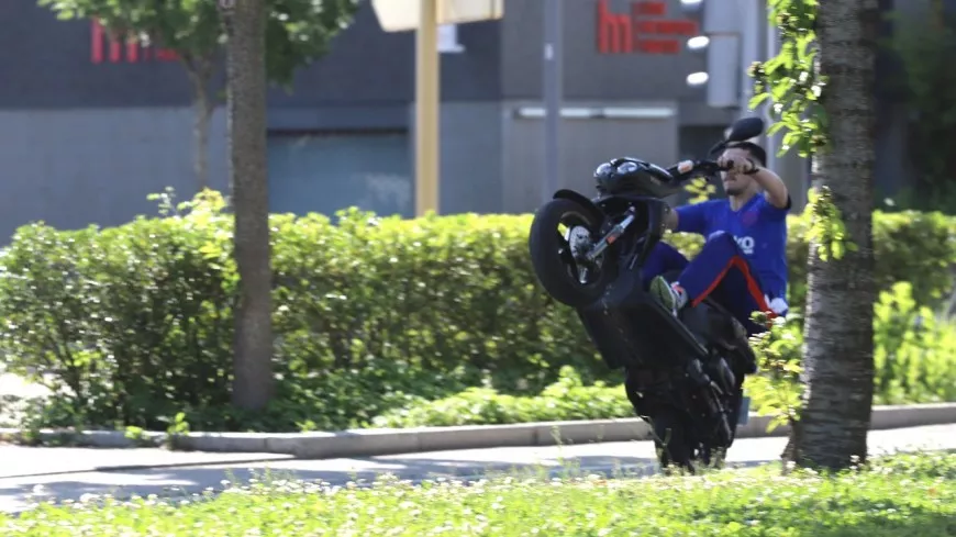 Villeurbanne : lors de son rodéo à moto, il frôle les piétons à la sortie d'une école