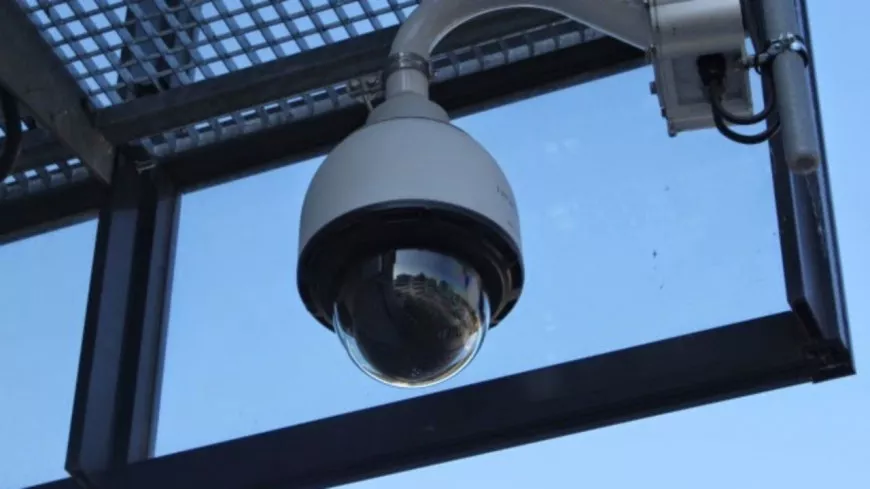 Près de Lyon : il s'attaque à une caméra de vidéosurveillance avec un briquet et l'arrache