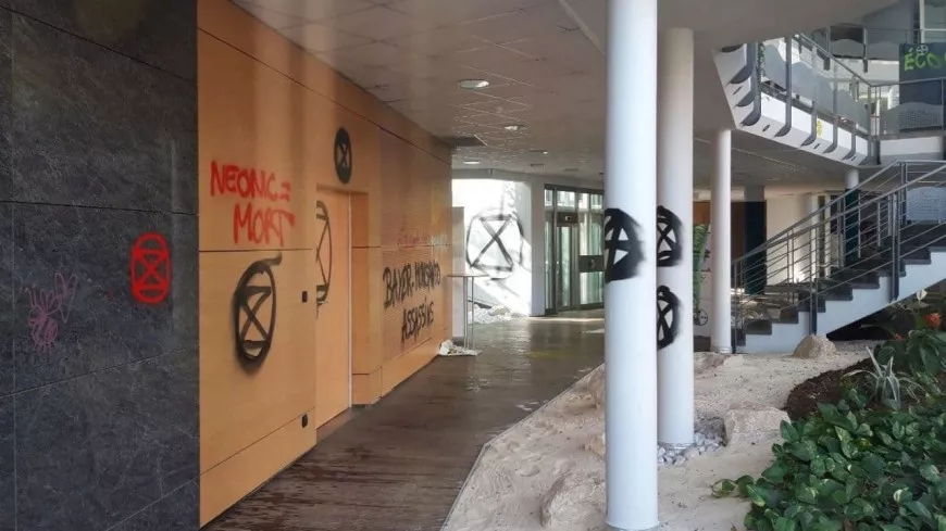 Lyon : les militants d’Extinction Rebellion s’en prennent au siège de Bayer 