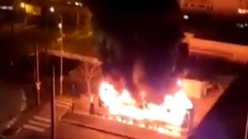 Bus TCL et véhicules incendiés, mât de caméra endommagé : de nouvelles violences urbaines à Rillieux-la-Pape
