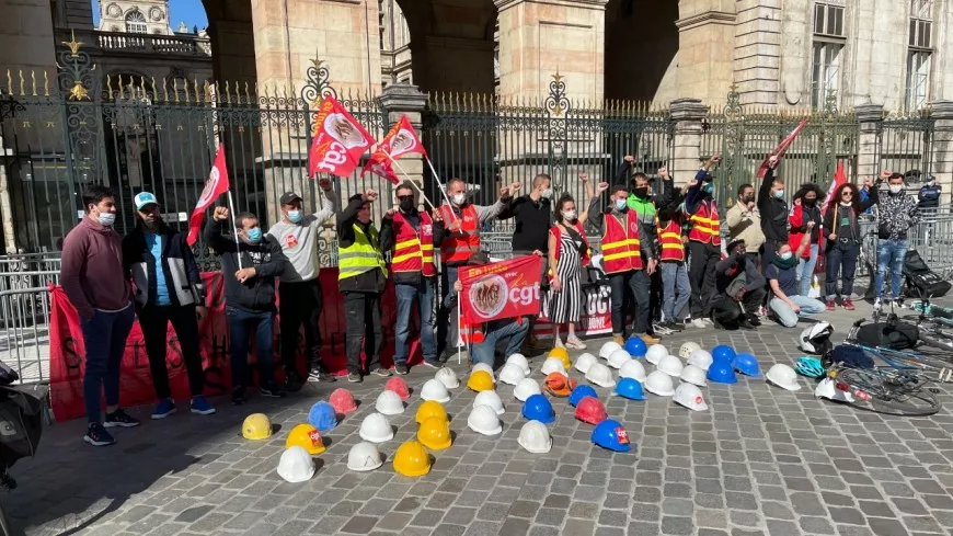 Lyon : coursiers et travailleurs du b&acirc;timent s&rsquo;unissent pour d&eacute;noncer les morts au travail