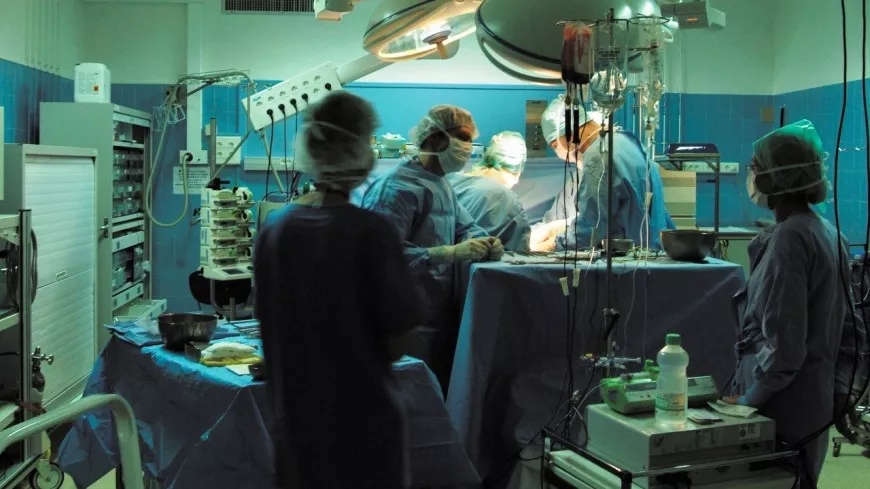 Auvergne-Rhône-Alpes : les opérations chirurgicales non urgentes doivent être déprogrammées pour au moins deux semaines