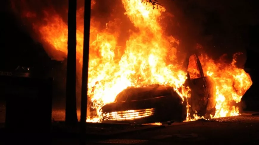 Un automobiliste sauv&eacute; de sa voiture en feu par quatre CRS lyonnais