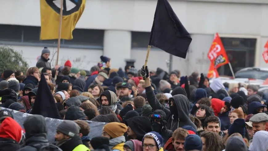 Lyon : des policiers malmenés par des antifascistes dans une manifestation 