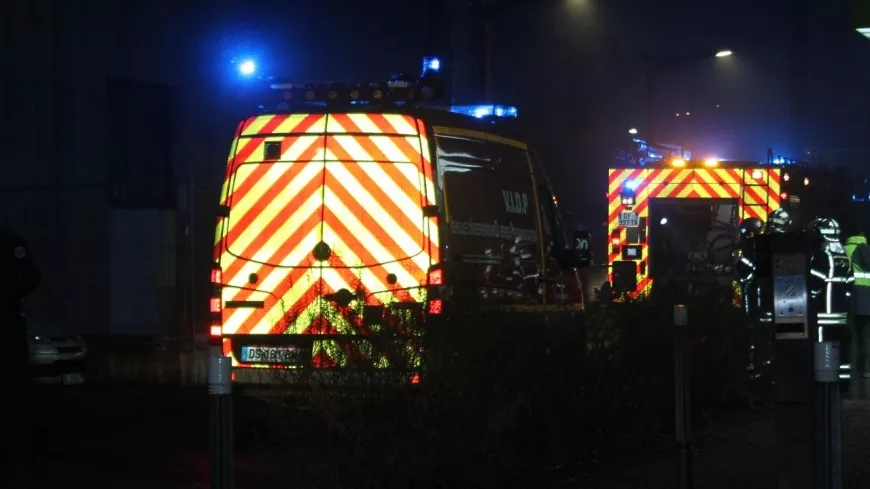 Près de Lyon : hospitalisé après une chute d’une vingtaine de mètres en voiture 