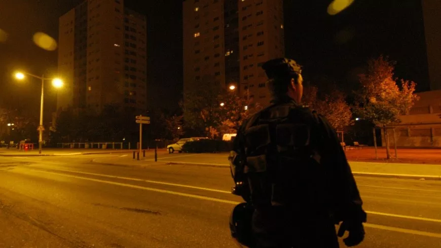 Un policier grièvement blessé et hospitalisé après avoir reçu des jets de projectiles à Rive-de-Gier