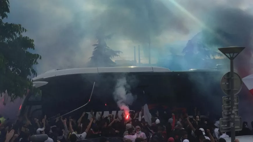 OL : des dizaines de supporters accueillent les joueurs au stade avant le match contre Nice