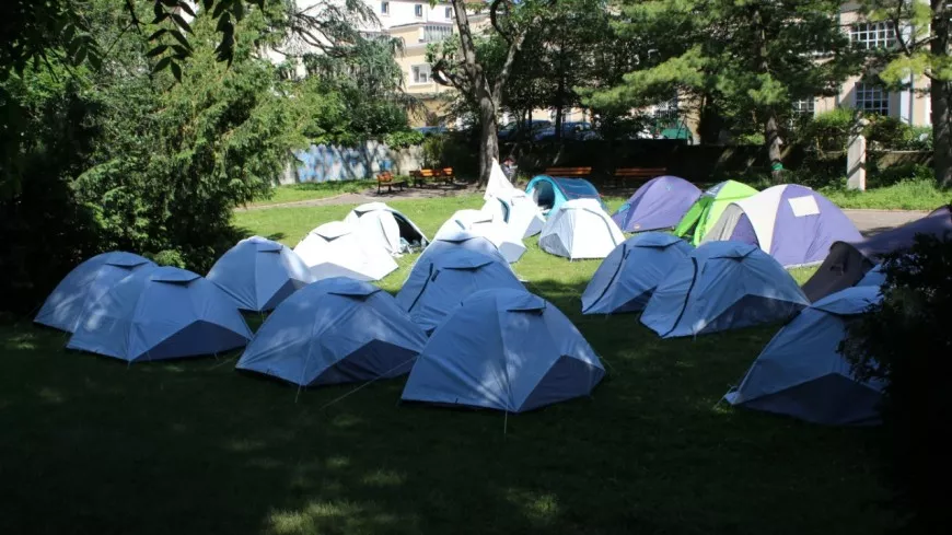 Lyon : une vingtaine de mineurs isolés campent au square Ferrié à la Croix-Rousse