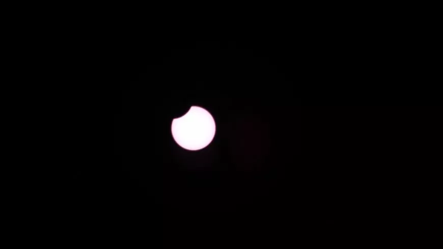Éclipse partielle : regardez la lune dire bonjour au soleil au-dessus de Lyon à la mi-journée