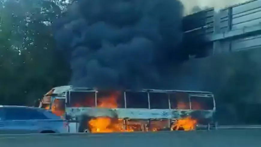 Pr&egrave;s de Lyon : un bus prend feu sur l&rsquo;A43
