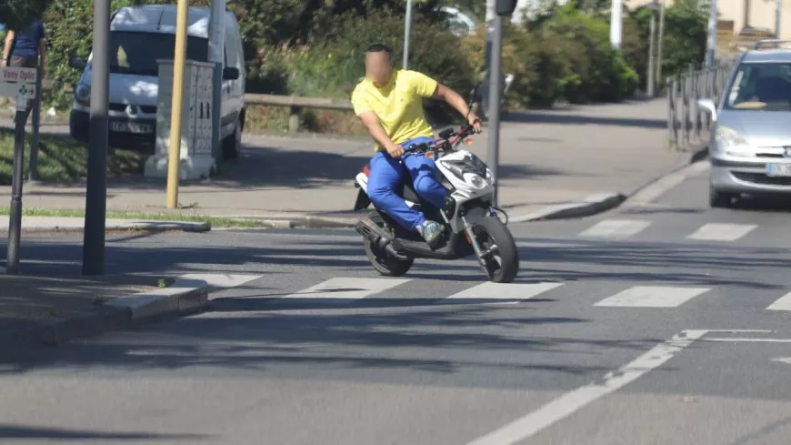 Près de Lyon : deux bébés transportés dans une remorque de vélo renversés par un scooter qui prend la fuite