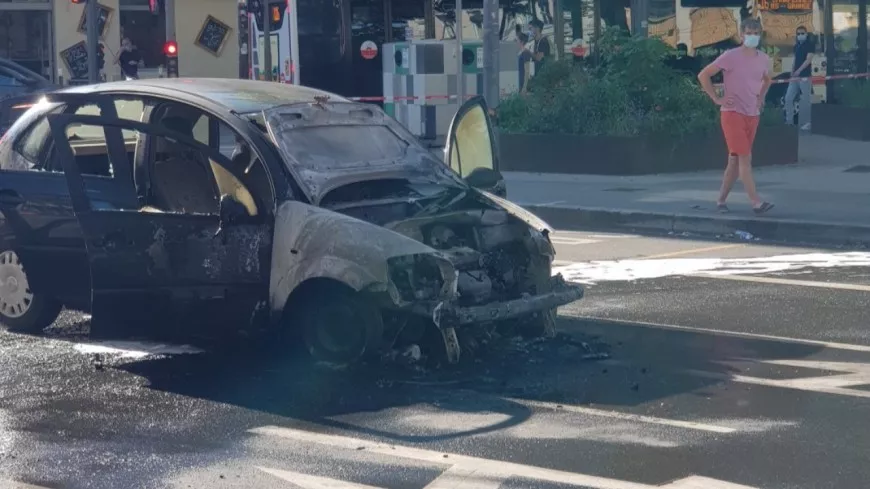 Lyon : une voiture prend feu en plein centre-ville