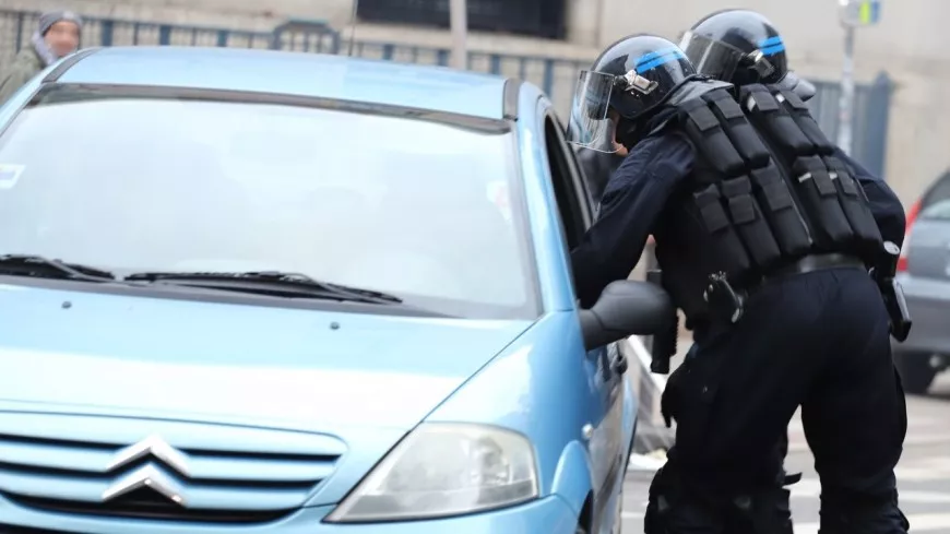 Près de Lyon : condamné après avoir renversé deux policiers en échappant à un contrôle