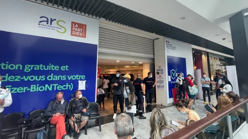 Covid-19 : la foule pour se rendre au centre de vaccination éphémère de la Part-Dieu à Lyon