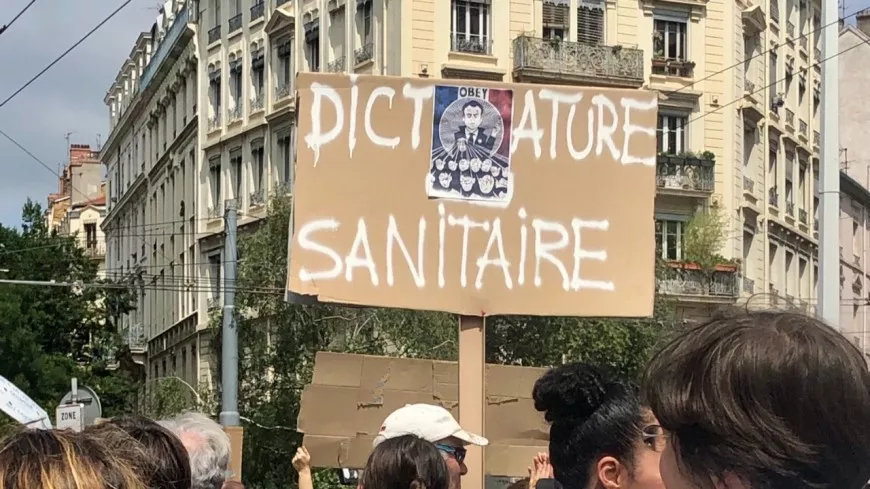 900 anti-pass sanitaire dans les rues de Lyon, des tensions à Jean Macé et Bellecour