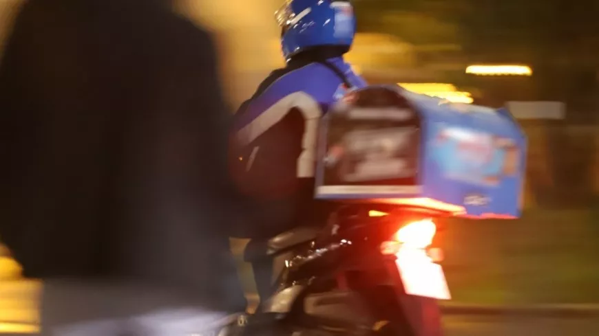 Lyon : ils font tomber une livreuse de son scooter pour lui voler ses pizzas