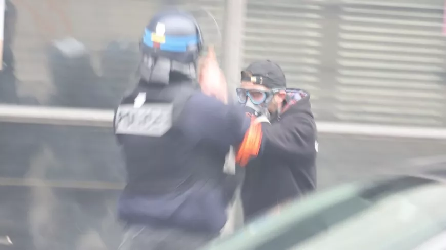Manifestation anti pass sanitaire : 12 policiers blessés ce samedi à Lyon
