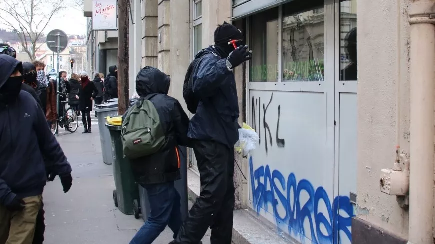 Lyon : un manifestant anti pass sanitaire jugé pour violences et dégradations
