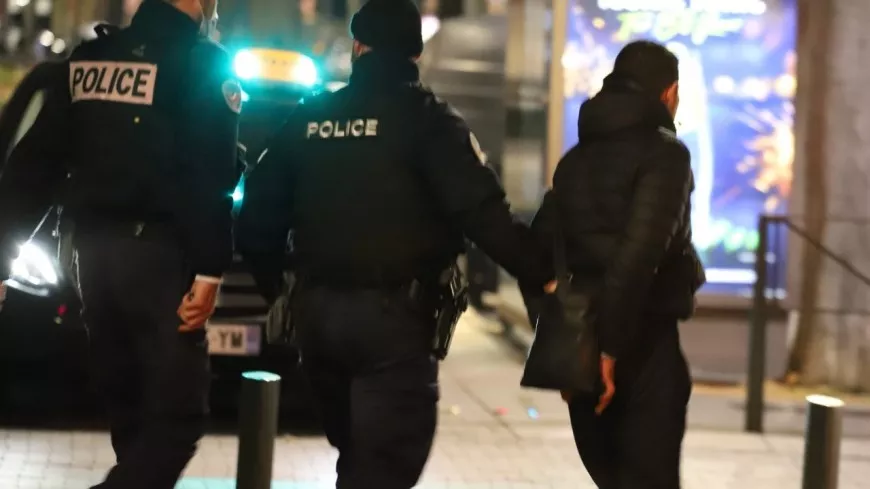 Près de Lyon : des policiers attaqués au tournevis, deux blessés