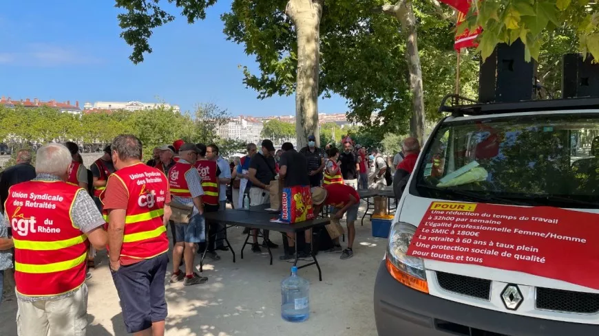 Lyon : une trentaine de salariés devant la préfecture pour exiger le retrait du pass sanitaire