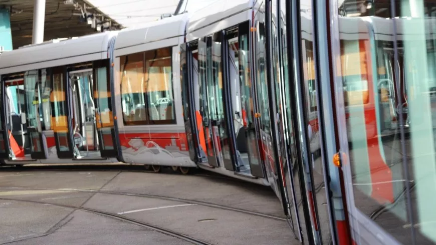 Près de Lyon : un tramway déraille lors d’un choc avec une voiture, un blessé