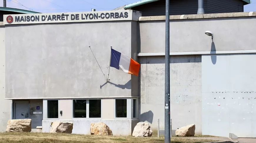 Près de Lyon : des dizaines de cas de Covid-19 détectés à la prison de Corbas