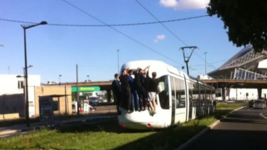 Près de Lyon : un ado grièvement blessé en faisant du tram surfing