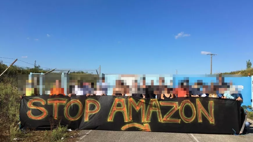 Nouvelle action d'Extinction Rebellion devant le futur entrepôt d'Amazon près de Lyon