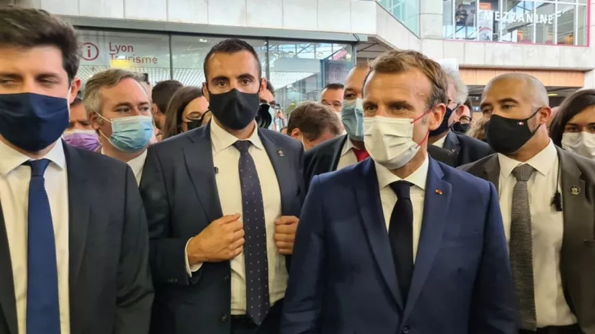 Depuis Lyon, Emmanuel Macron annonce la défiscalisation des pourboires versés en CB