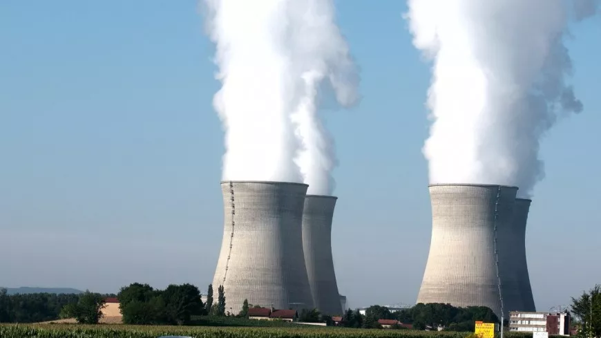 Près de Lyon : des élus écologistes de la Région manifestent devant la centrale nucléaire du Bugey