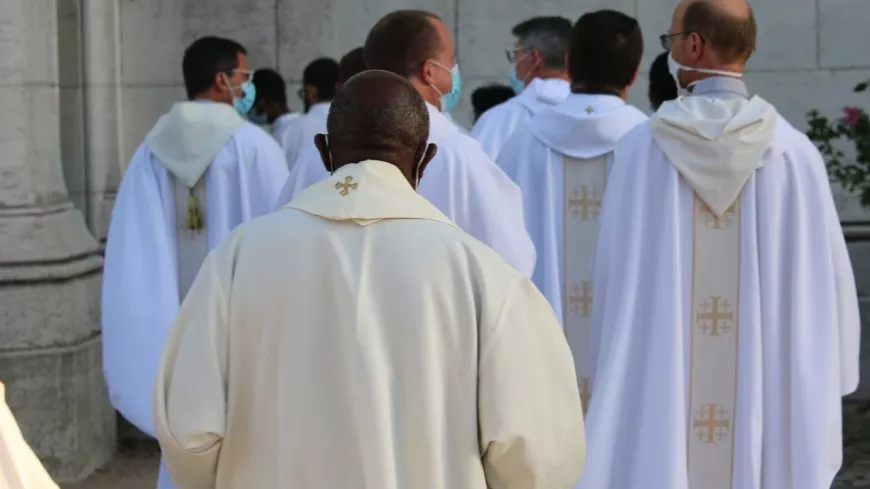 Pédocriminalité dans l'Eglise : François Devaux (ex-La Parole Libérée) appelle à la démission de tous les évêques