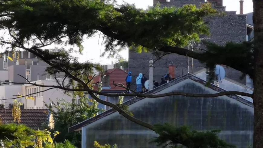 Près de Lyon : des squatteurs en passe d'être évacués se réfugient sur le toit d'un bâtiment
