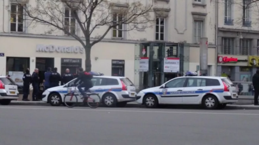 Lyon : un policier transporté à l'hôpital après une opération houleuse à la Guillotière