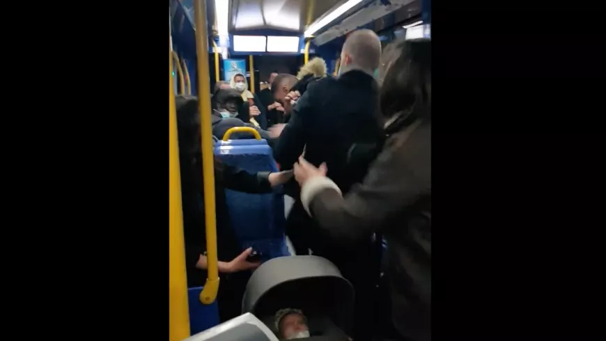 Lyon : il demande à un homme d’arrêter de fumer dans le tramway et se fait agresser - VIDEO