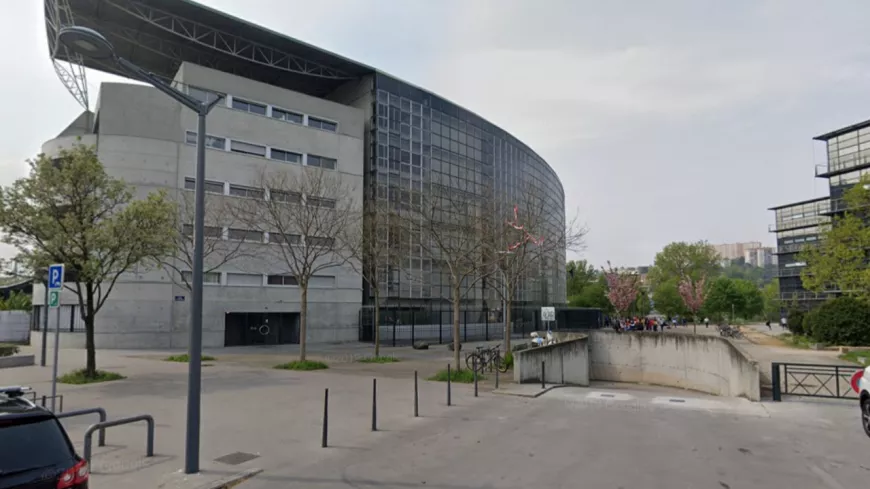 Lyon : ivres, des adolescents promettent de revenir avec des fusils d’assaut avant d’agresser un professeur