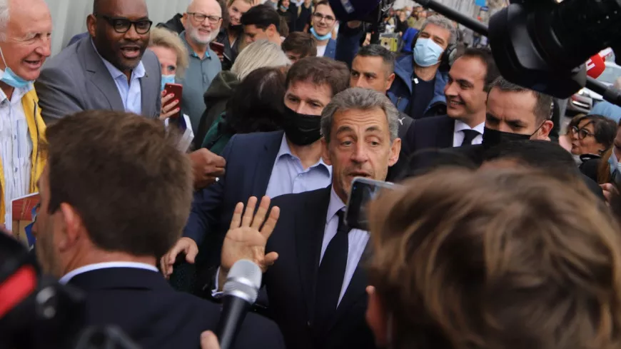 A Lyon, Nicolas Sarkozy s'offre un bain de foule et demande du "calme" autour du procès des sondages de l'Elysée