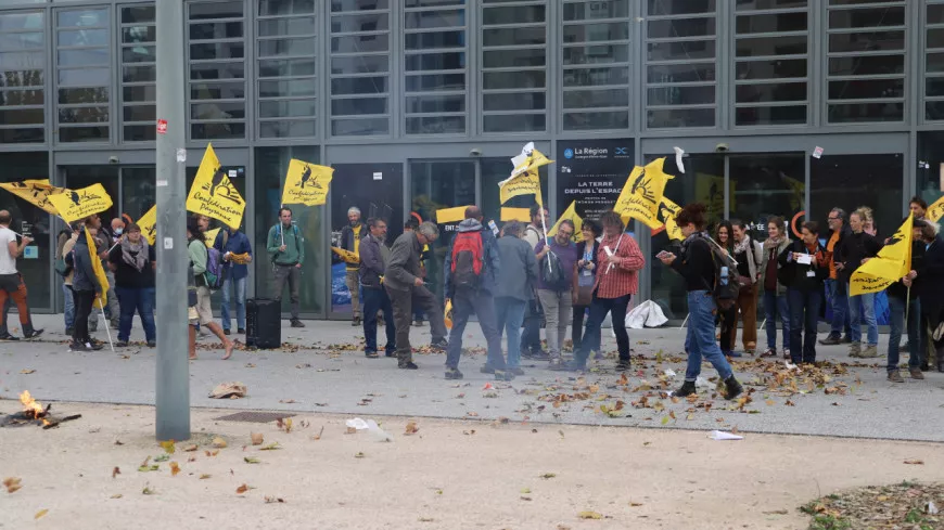 Lyon : les élus écologistes sortent rencontrer des manifestants, la Région ferme les portes derrière eux