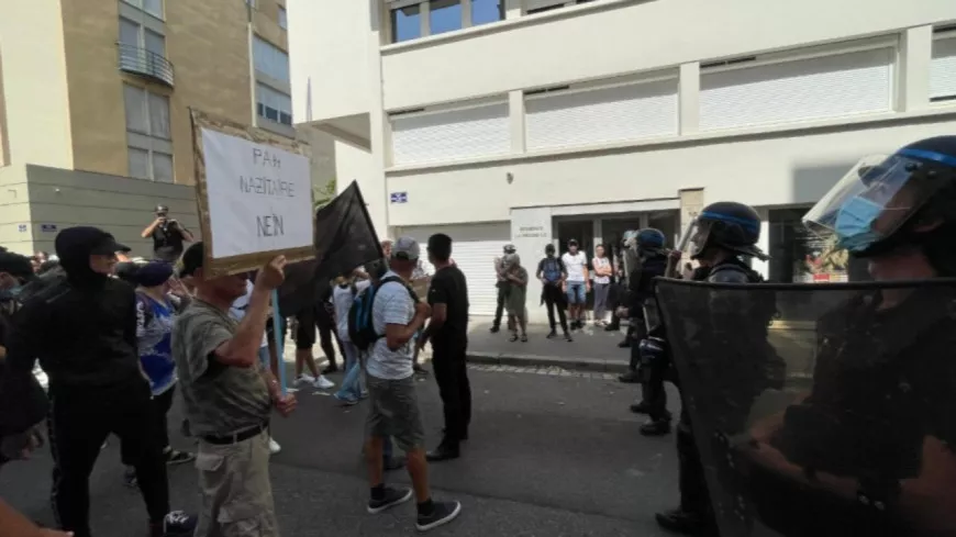 Moins de 400 personnes manifestent contre le pass sanitaire ce samedi à Lyon
