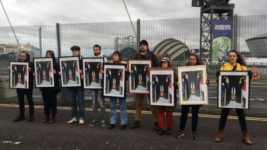 COP26 : des militants lyonnais lancent le portrait d'Emmanuel Macron dans une fontaine de Glasgow
