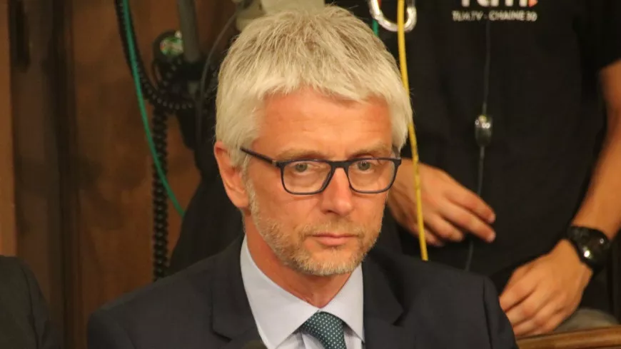 Prolongation du pass sanitaire : le député de Lyon Hubert Julien-Laferrière dénonce un "mépris" du Parlement