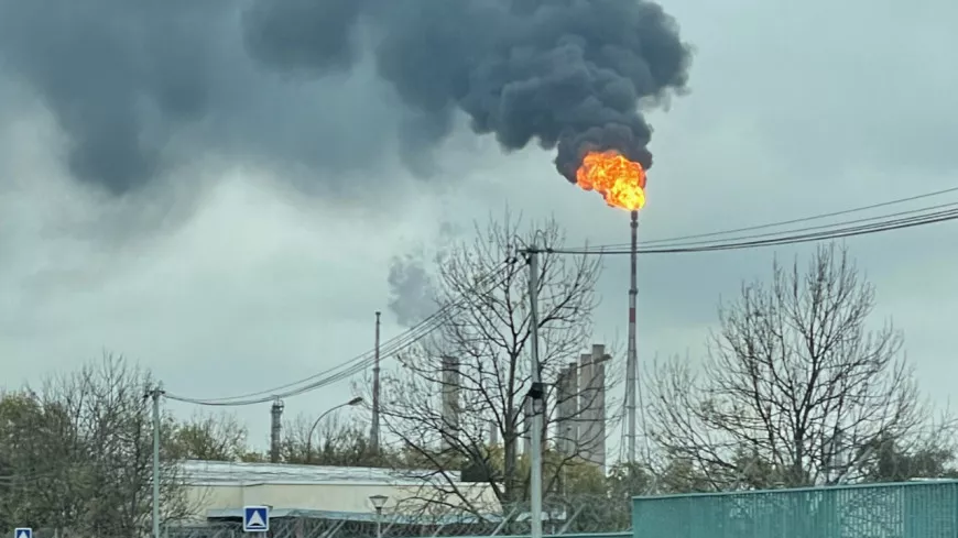 Près de Lyon : la torchère de Feyzin en action après un incident à la raffinerie